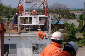 写真：要救助者けん引