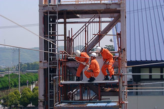 写真：要救助者救出準備