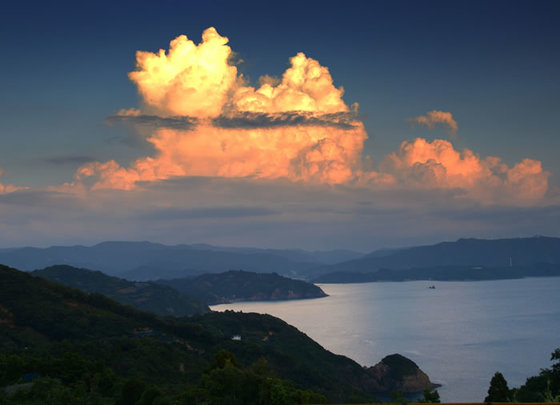 写真：優秀賞『夕暮れの湯浅湾展望』