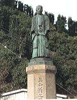 写真：上山英一郎の銅像