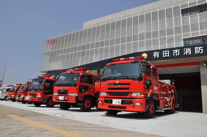 消防庁舎と出動車両