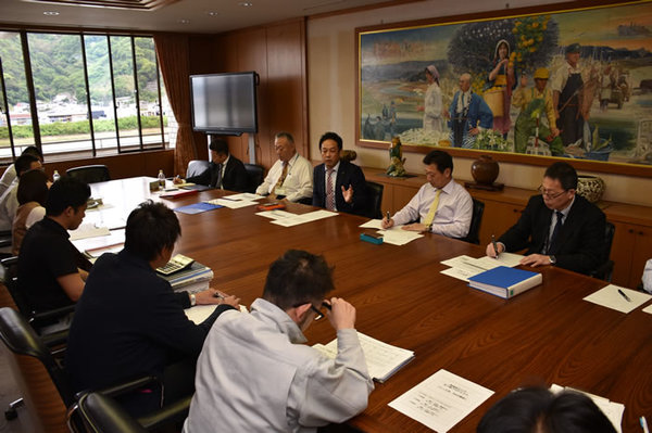 写真：会議で話す市長とメンバーたち