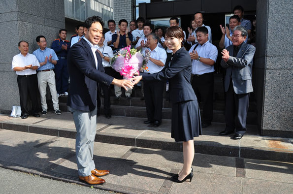 写真：職員から花束を受け取る市長