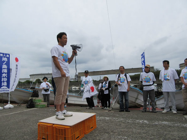 写真：地ノ島ボランティア清掃であいさつする市長