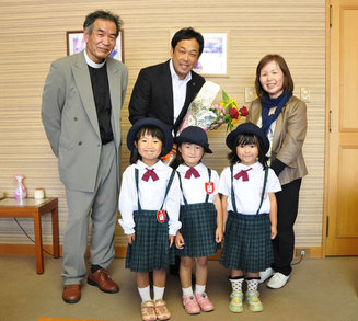 写真：初島幼稚園の子どもたちと市長