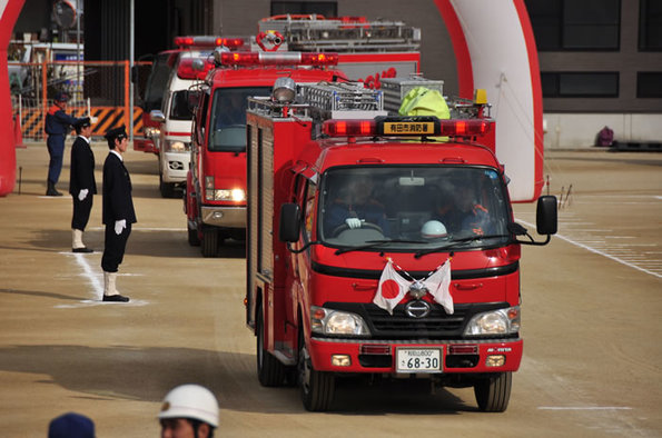 写真：消防車両の行進