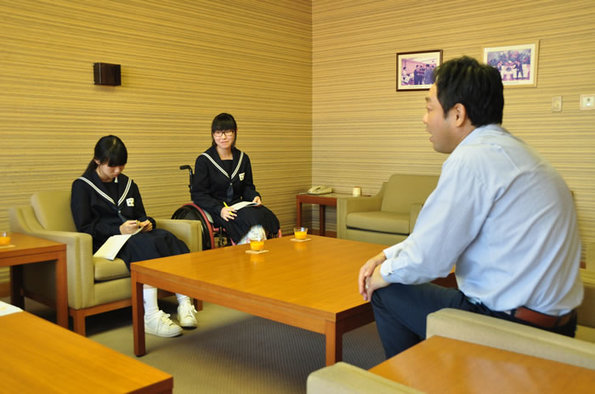 写真：中学生記者の取材を受ける市長の様子