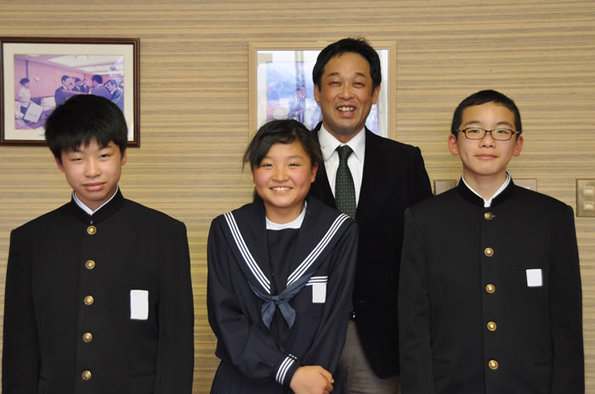 写真：文成中学校の生徒と市長　記念撮影