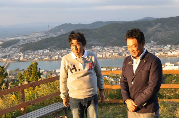 写真：原田伸郎さんと市長　番組収録の様子