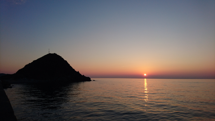 写真：港町　かるも島夕日