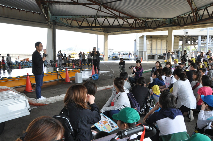 写真：大勢の参加者を前に箕島漁港であいさつする市長