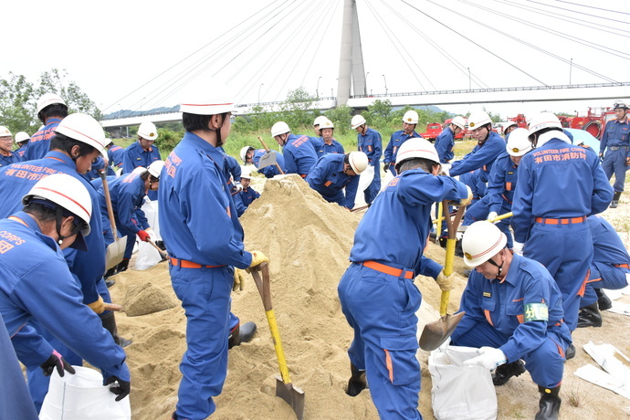 写真：ふるさとの川総合公園にて訓練にはげむ参加者たち