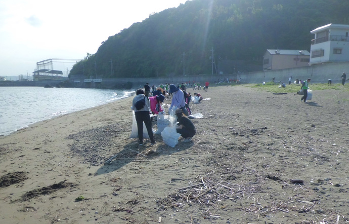 写真：海岸でごみを拾う参加者