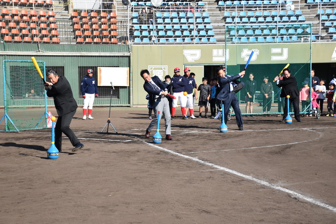 写真：バットでボールを打つ市長