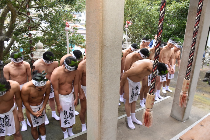写真：南龍神社に参拝する市長ら