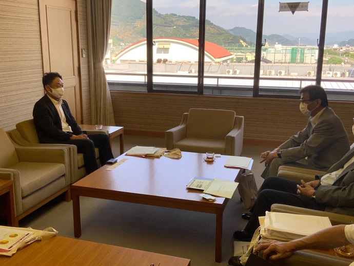 写真：対談する市長と伊藤学長