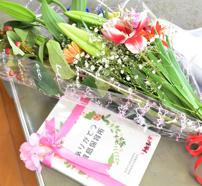 写真：保護者会の皆さんが作成した閉所記念映像と花束