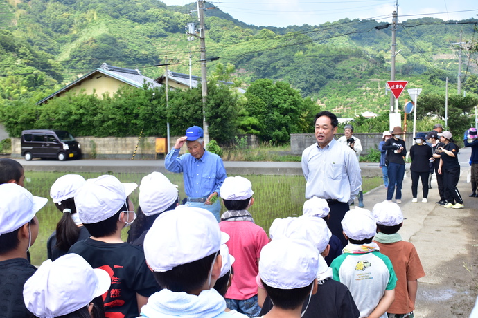 写真：糸我小学校児童の皆さんに挨拶されている市長