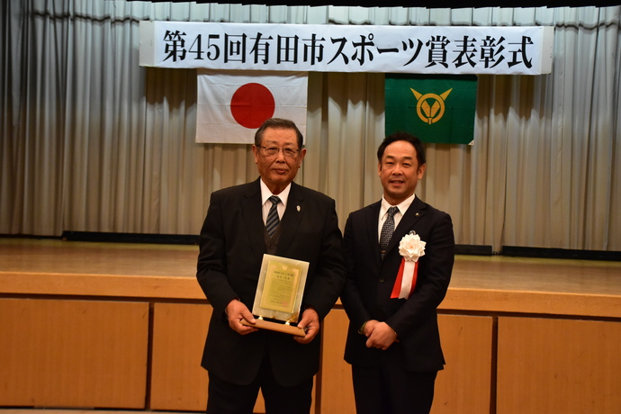 写真：スポーツ功労賞受賞者と市長